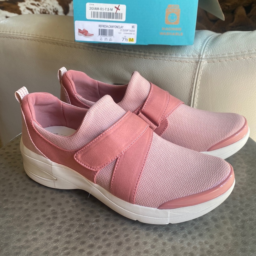 Bzees Refresh sneakers 7.5